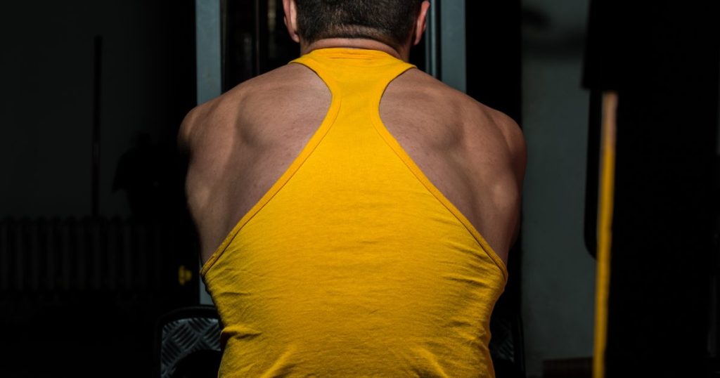 spalle di atleta in primo piano